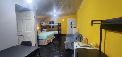 ein Zimmer mit einem Schlafzimmer mit einem Bett und einem Etagenbett in der Unterkunft Colibriest Bed & Breakfast in Intibucá