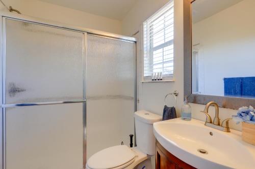 Koupelna v ubytování 2 Mi to Town Bright Home with Deck in McDonough!