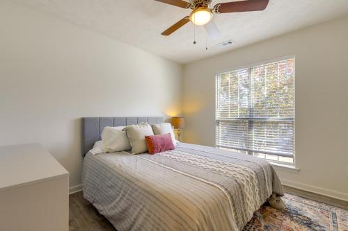 Postel nebo postele na pokoji v ubytování 2 Mi to Town Bright Home with Deck in McDonough!