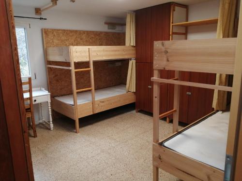 a room with two bunk beds and a window at Bett 1 im Männer 4-Bettzimmer NUR Männer ONLY Men SOLO hombres in Mogán