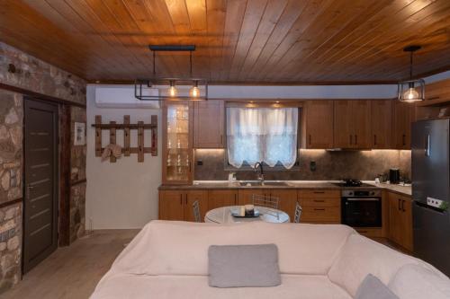 Bacco Village House في موزاكيون: مطبخ مع أريكة بيضاء في الغرفة