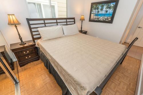 Centrally Located 3Br Oceanfront W Great Value & Views By Beachview Rentals في شاطئ نيوبورت: غرفة نوم بسرير ومصباحين ومرآة