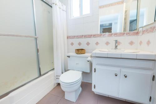 Centrally Located 3Br Oceanfront W Great Value & Views By Beachview Rentals في شاطئ نيوبورت: حمام مع مرحاض ومغسلة ودش