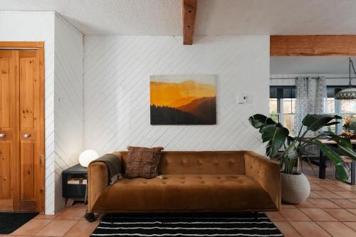 a living room with a brown couch in a room at Le Selby in Dunham