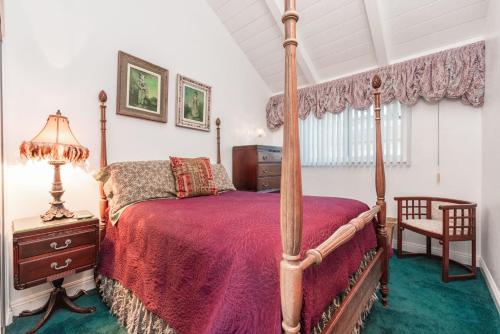 7Br Beachfront Retreatstunning Ocean Views & Walkable Fun By Beachview Rentals في شاطئ نيوبورت: غرفة نوم بسرير ومصباح وكرسي