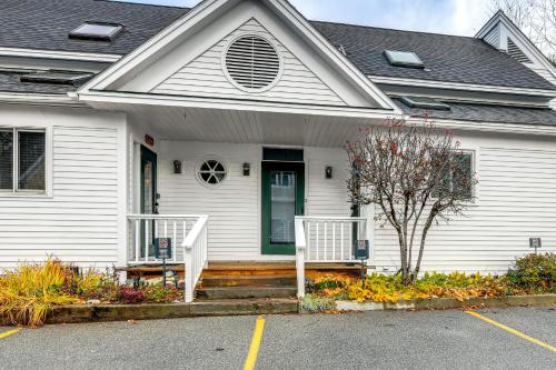 Galeriebild der Unterkunft 7 Mi to Stowe Mtn! Riverfront Retreat on Main St in Stowe
