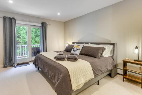 Ένα ή περισσότερα κρεβάτια σε δωμάτιο στο 7 Mi to Stowe Mtn! Riverfront Retreat on Main St