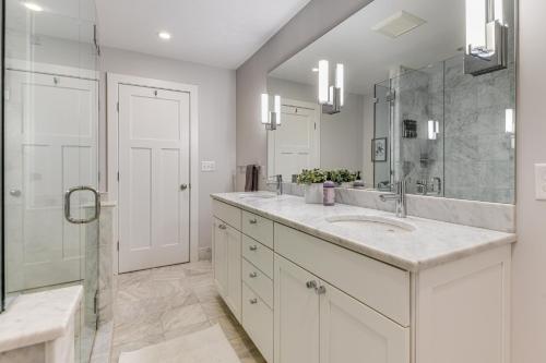 Ένα μπάνιο στο 7 Mi to Stowe Mtn! Riverfront Retreat on Main St