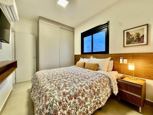 a bedroom with a large bed and a window at 2-bedroom apartment, Home Office and panoramic view in São Carlos