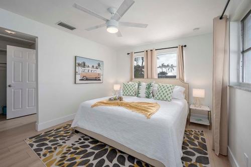 Una habitación blanca con una cama y una ventana en Lovers Key - Waterfront Stunner, Walk to Town!, en Cabo Coral