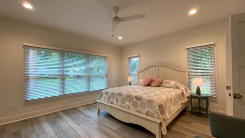 Postel nebo postele na pokoji v ubytování Sand Dollar Lodge