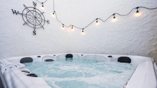 ein Whirlpool mit Beleuchtung und ein Riesenrad an der Wand in der Unterkunft 10 Bunkers Hill in Beaumaris