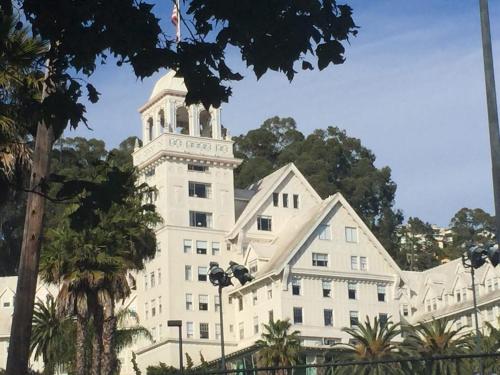 un grand bâtiment blanc avec une tour d'horloge dans l'établissement Serene Private Suite Patio Upscale Berkeley, à Piedmont