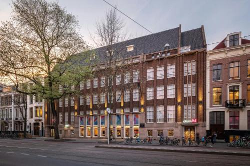 un grand bâtiment en briques dans une rue de la ville dans l'établissement citizenM Amstel Amsterdam, à Amsterdam