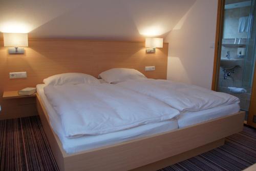 Postel nebo postele na pokoji v ubytování Landhaus Heubach