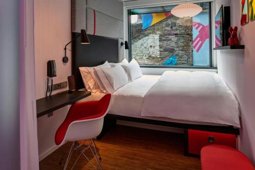 Giường trong phòng chung tại citizenM Dublin St Patrick's