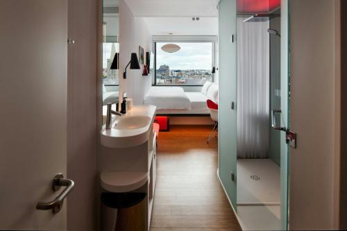 Phòng tắm tại citizenM Dublin St Patrick's