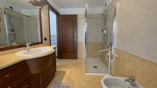 a bathroom with a shower and a sink and a toilet at Casa Domi 
