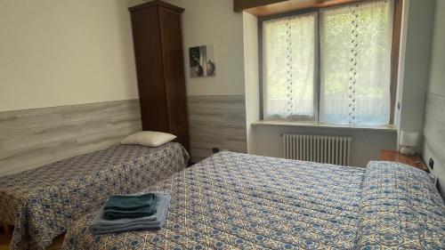 a bedroom with two beds and a window at Casa Domi 