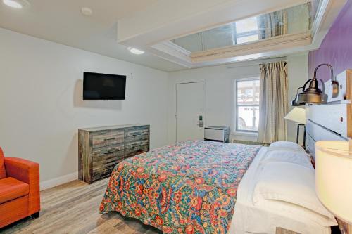 a bedroom with a bed and a tv on the wall at Hotel O Miami Inn & Suites Chicago Midway Airport in Chicago