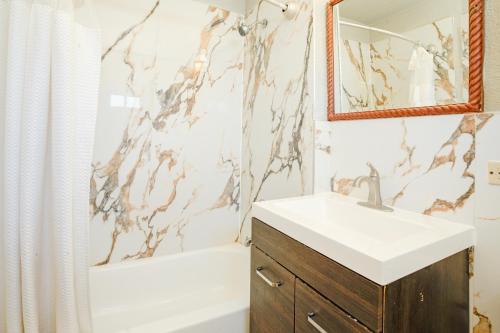 Koupelna v ubytování Hotel O Miami Inn & Suites Chicago Midway Airport