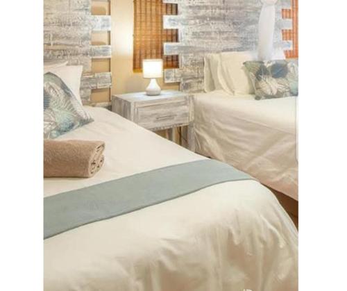 Postel nebo postele na pokoji v ubytování Jungle Cabin Leisure Bay