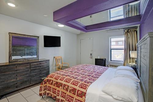 Postel nebo postele na pokoji v ubytování Hotel O Miami Inn & Suites Chicago Midway Airport