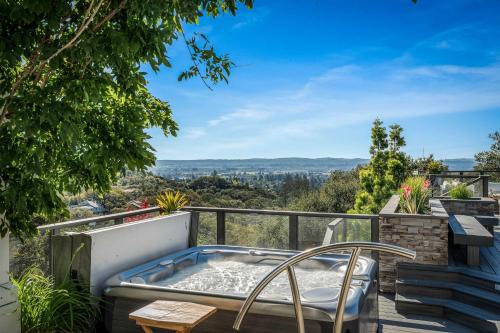 Μπαλκόνι ή βεράντα στο The Overlook Family Home by Sonoma Stays