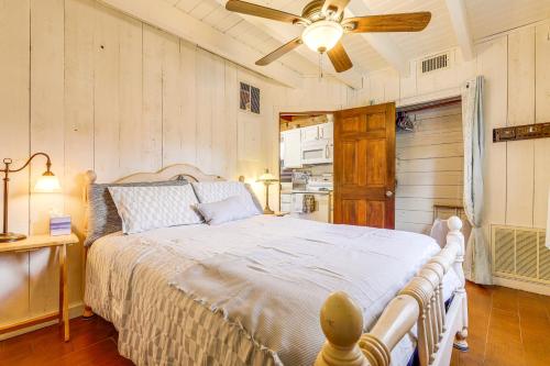 Ένα ή περισσότερα κρεβάτια σε δωμάτιο στο Unwind Poolside and Walk to Lake! Okeechobee Getaway