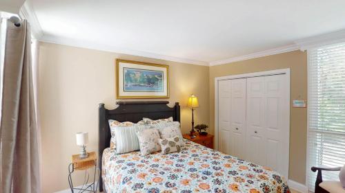 a bedroom with a bed and a window at Villa 326 - A SHORE THING in Jekyll Island