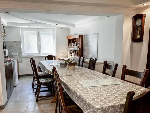 een eetkamer met een tafel en stoelen bij Izabell Vendégház in Kiskunhalas