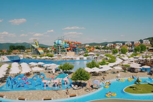 ein Bild eines Wasserparks in einem Resort in der Unterkunft LALA & DAUGHTERS Apartment in Vrnjačka Banja