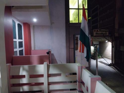 un drapeau sur le côté d'un bâtiment avec un drapeau dans l'établissement Allô Gite, à Pondichéry