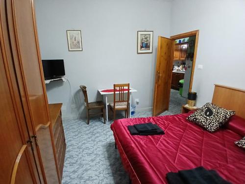 1 dormitorio con 1 cama y 1 mesa con comedor en Dream of Eden, en Roma