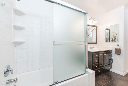 Ένα μπάνιο στο Quiet 4Br Beach Home W Large Deck & Bbq 2 Blocks From Sand By Beachview Rentals