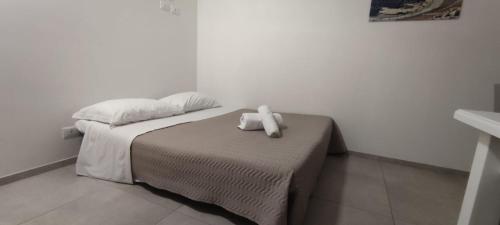 a white teddy bear sitting on top of a bed at sosta modicana in Modica