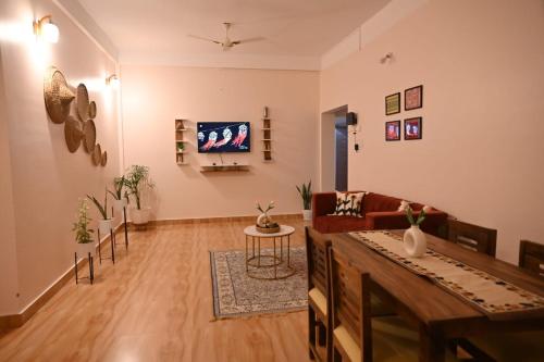 JorhatUptown Escape的客厅里有一张沙发和一张桌子。