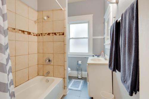 Koupelna v ubytování Walkable Racine Retreat! 1 Mi to Lake Michigan