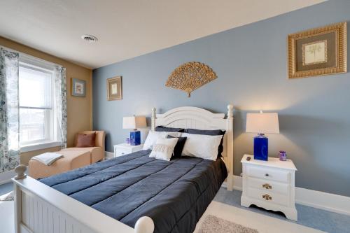 Postel nebo postele na pokoji v ubytování Walkable Racine Retreat! 1 Mi to Lake Michigan