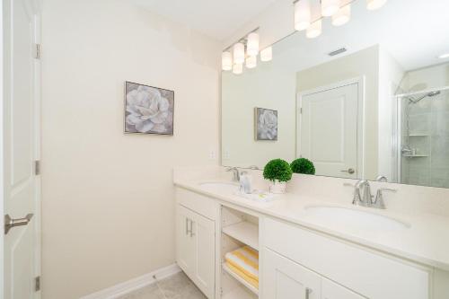 Ένα μπάνιο στο 3111-302HM STOREY LAKE, CONDO 2/2 LAKE VIEW