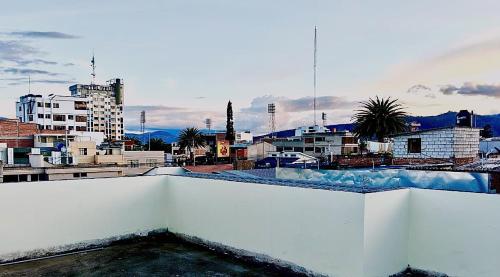 une vue d'une ville depuis le toit d'un immeuble dans l'établissement DEPARTAMENTO EN Riobamba ALBORADA VIP, à Riobamba