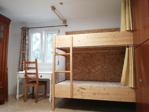 a bedroom with a bunk bed and a desk at Bett 2 im Männer 4-Bettzimmer NUR Männer ONLY men SOLO hombres in Mogán