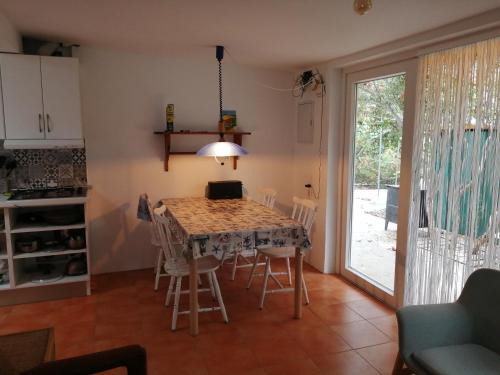 a kitchen and dining room with a table and chairs at Bett 2 im Männer 4-Bettzimmer NUR Männer ONLY men SOLO hombres in Mogán
