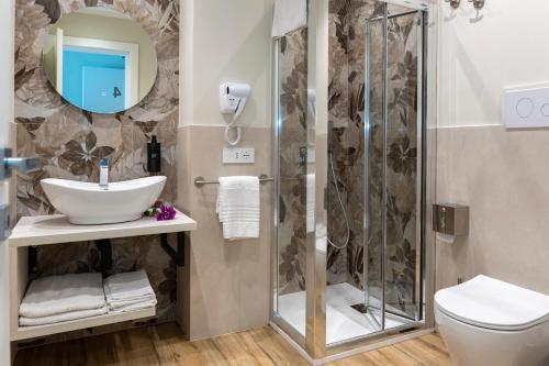 une salle de bain avec douche et lavabo dans l'établissement Lepanto Central, à Messina
