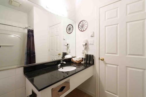 Η κουζίνα ή μικρή κουζίνα στο Varennes Grand Montreal Hotel