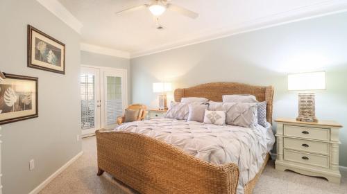 Ένα ή περισσότερα κρεβάτια σε δωμάτιο στο Modern upstairs three bedroom condo!