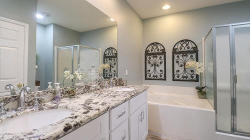 Ένα μπάνιο στο Modern upstairs three bedroom condo!