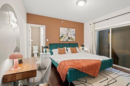 a bedroom with a green bed and a desk and a window at Luxury 3BR Rooftop Apartment Walk to MET and Metro in Philadelphia