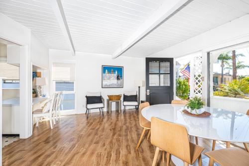 ein weißes Esszimmer mit Tisch und Stühlen in der Unterkunft Updated 1Br Bayfront Cottage W Deck In Quiet Balboa Island By Beachview Rentals in Newport Beach