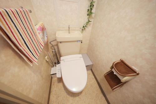 uma pequena casa de banho com um WC e uma toalha em Duetoir 801 / Vacation STAY 7558 em Nagoya